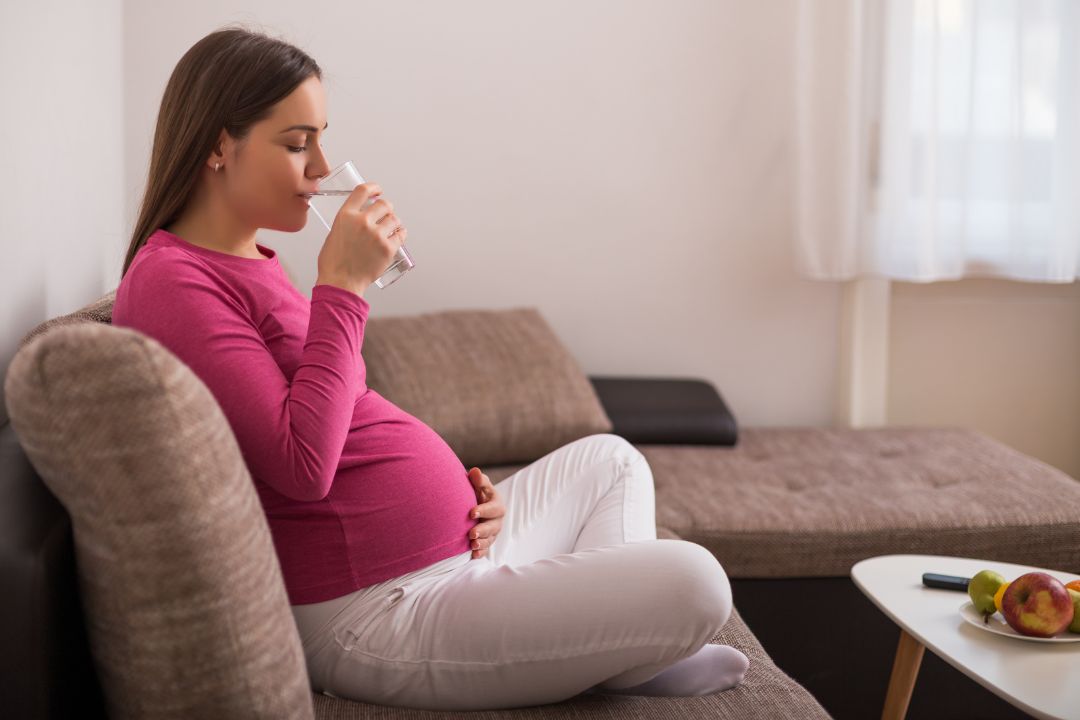 Ngồi uống nước giúp ruột giảm nhẹ áp lực do nước uống gây ra